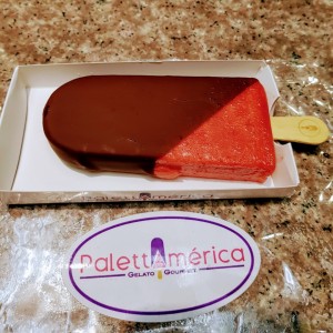 paleta de fresa cubierta de chocolate