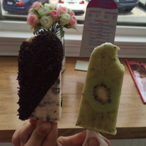 Paleta de galleta con chocolate y paleta de kiwi