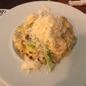 Fetuccini, salsa alfredo, parmesano, brocoli, camarones y bacon 