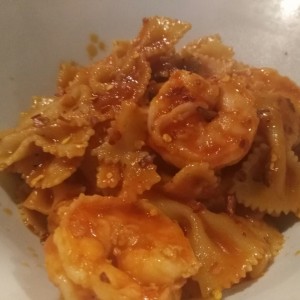 farfalle con camarones en salsa pomodoro