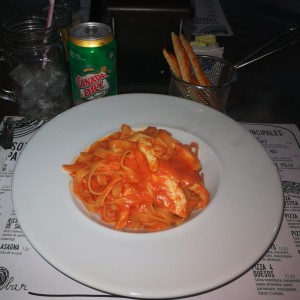 Fettuccine con pollo en salsa rosada