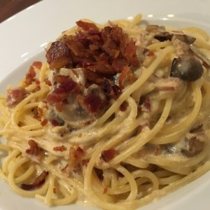 spaghetti con salsa 4 quesos bacon y hongos 