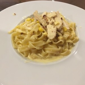 Pasta alfredo con maiz y pollo