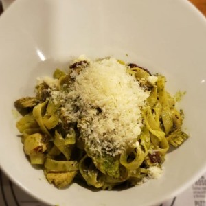 Pasta al gusto: pollo, bacon, hongos y pesto.