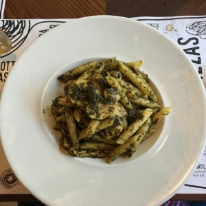 penne pesto con hongos y pollo