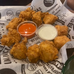 Boneless con salsa buffalo y blue cheese