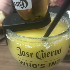 Margarita de mango coronada