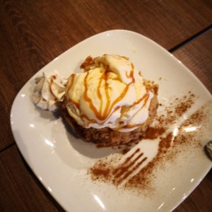 Pastel de manzana con helado