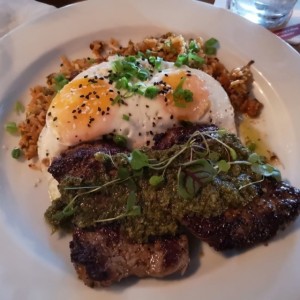 Filete con arroz kimchi y huevos