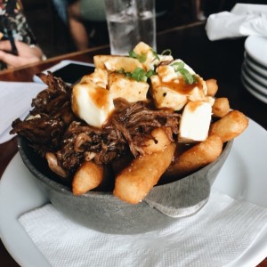 yuca con ropa vieja y queso