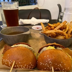 burger con dipping sauce de cebolla