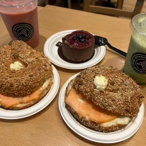 Salmon Bagle, Cheese Cake Keto de Chocolate, Green Smothie, Fresa&Banana Smoothie