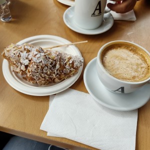 Croissant Relleno de Cremas y Almendra Fileteada