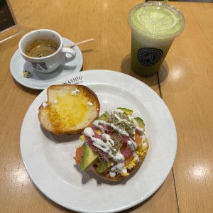 salmon brioche expresó y Smoothie verde 