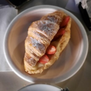 Croissant Relleno de Cremas y Fresas