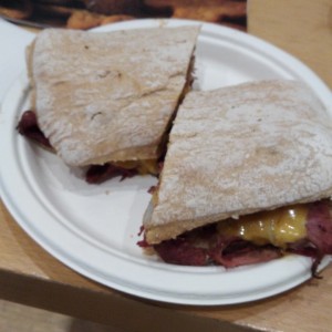 Pastrami con cheddar y cebolla