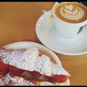 croasant de crema y fresa con capuccino