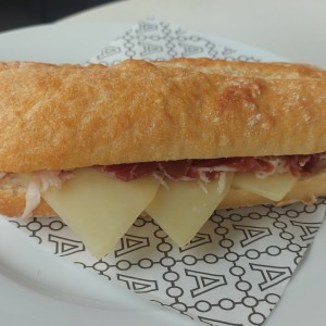 Emparedado con jamon serrano y queso