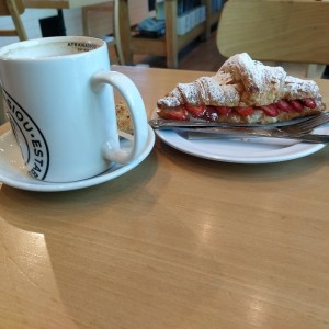 capuchino mediano y croissant de fresas con crema pastelera