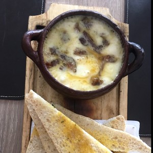 queso fundido con chorizo