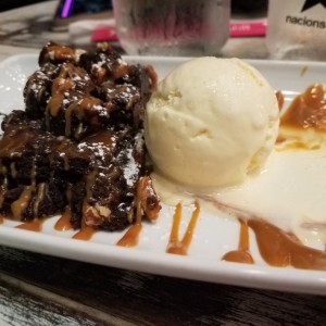 Brownie con caramelo y helado