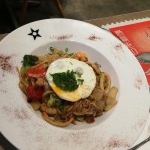 Pad Kee Mao de mariscos