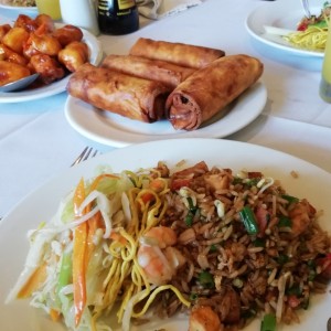 Arroz frito, chow mei, pollo agridulce y lumpia