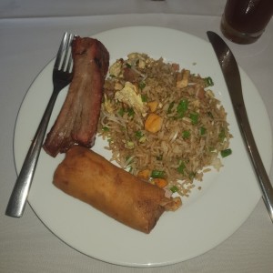 costillas de puerco con arroz especial y las maravillosas lumpias