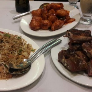 arroz,pollo agridulce y costillas asadas