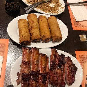 lumpias, costillas y arroz