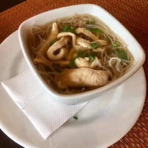 Sopa de pollo con tallarines