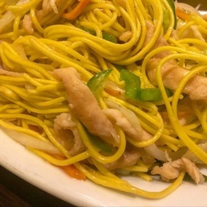 chow mein de pollo