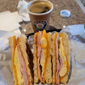 emparedado cubano y cafe