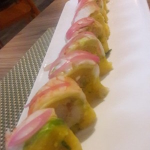 Causa de langostinos tempura