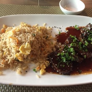 Res teriyaki con arroz con vegetales