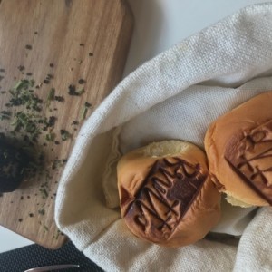 Pan de la casa y mantequilla de hongos