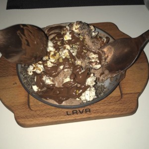 postre de helado de chocolate con nutella y pop corn