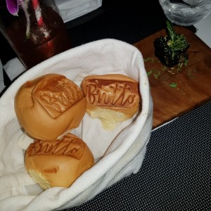 Pan de la casa y mantequilla de hongos