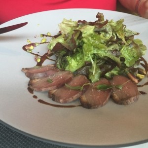 Tataki de pato canadiense salad