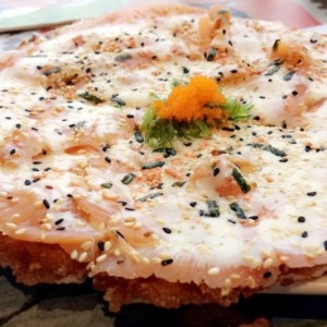 sushi pizza de salmon ahumado