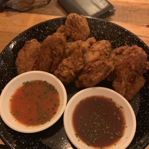 wings con salsa buffalo y cerveza 