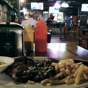 Rib Eye con chimichurri y papas fritas