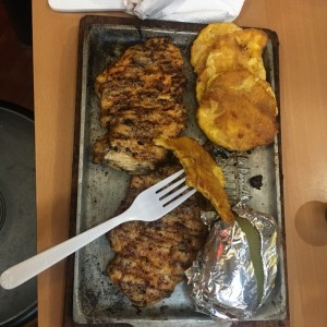 Pollo a la parrilla con papas al horno y patacon 