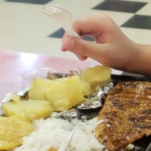 filete de pollo con papas asadas y arroz