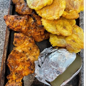 Pollo asado con patacones y papas