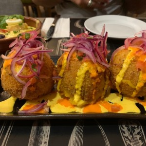 Causa frita (pescado, camarones y pulpo) 