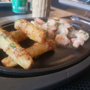 Camarones al ajillo y yuca frita