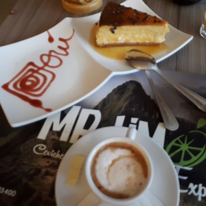 macchiato y torta de queso con maracuya