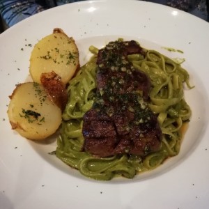 pasta verde con churrasco