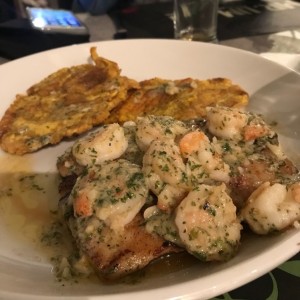 corvina con langostinos al ajillo y patacones